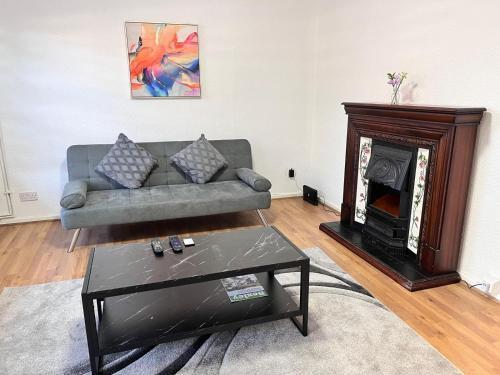 Hive stays close to Abbeywood free parking WIFi - Tap to explore photos