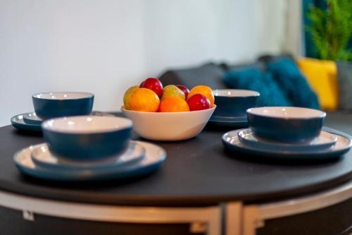 Modern 3 Beds 2 Bath Flat - Parking & Sleeps 6 - Tap to explore photos