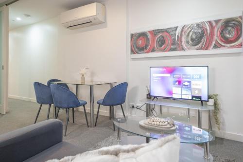 Convenience 2br1ba Apartment Mel Cbd With Study - Tap to explore photos