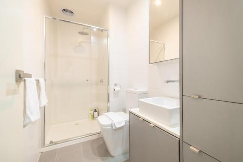 Convenience 2br1ba Apartment Mel Cbd With Study - Tap to explore photos