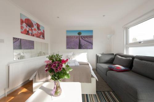 Lovely New Studio Flat - 24C - Tap to explore photos