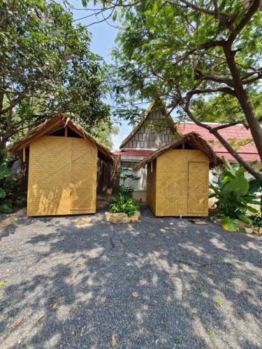 Samui Circus Studio and Ville - Hut Bungalow 1 - Tap to explore photos
