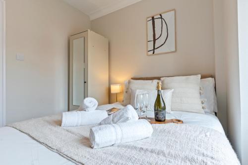 Wembley Haven, Lovely 2 Bed Apartment next to Stadium - Tap to explore photos