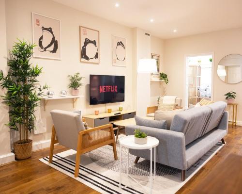 Two-Bed City Centre flat 100m from Trafalgar sqr - Tap to explore photos