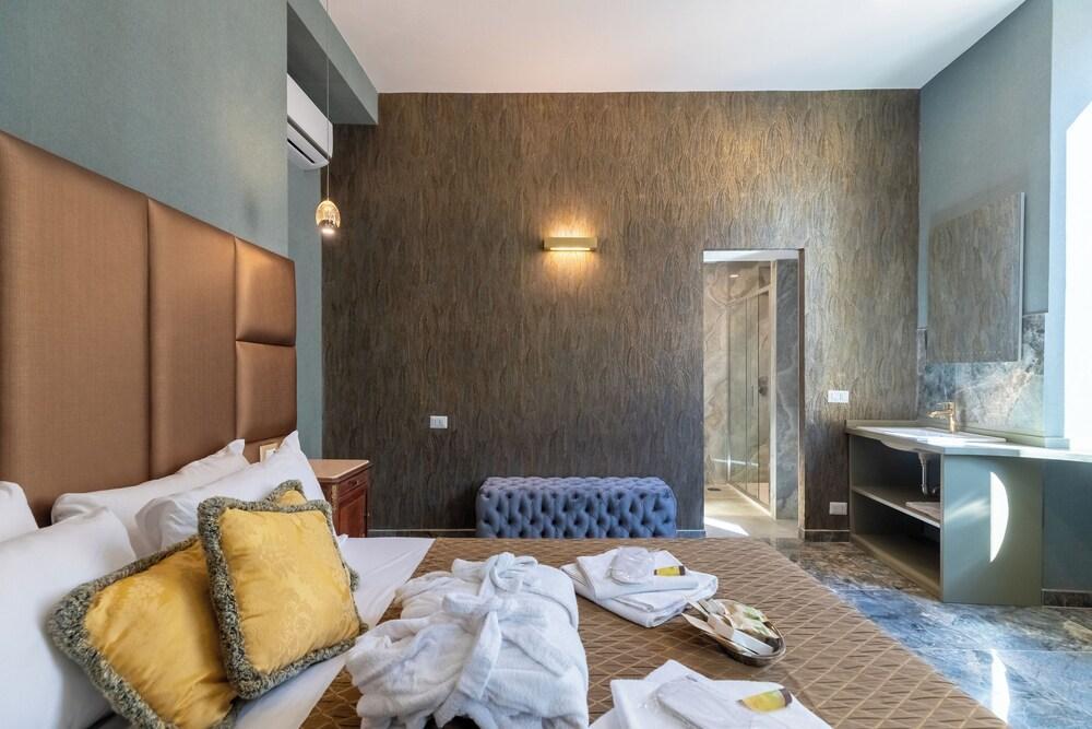 Piazza di Spagna 51 Luxury guest house Room Type - Comfort Room, City View