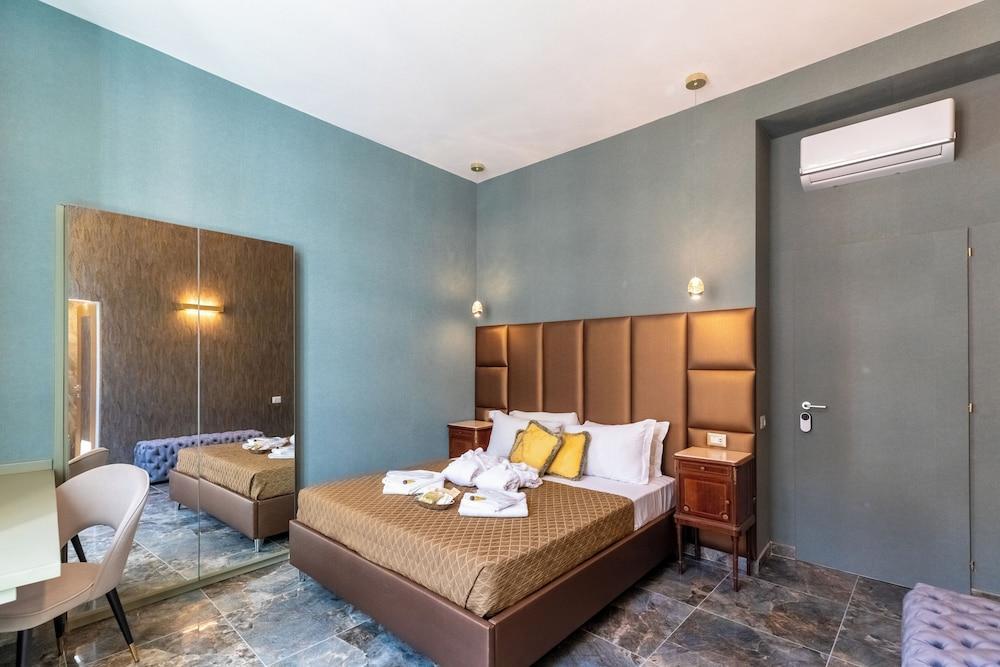 Piazza di Spagna 51 Luxury guest house - Tap to explore photos