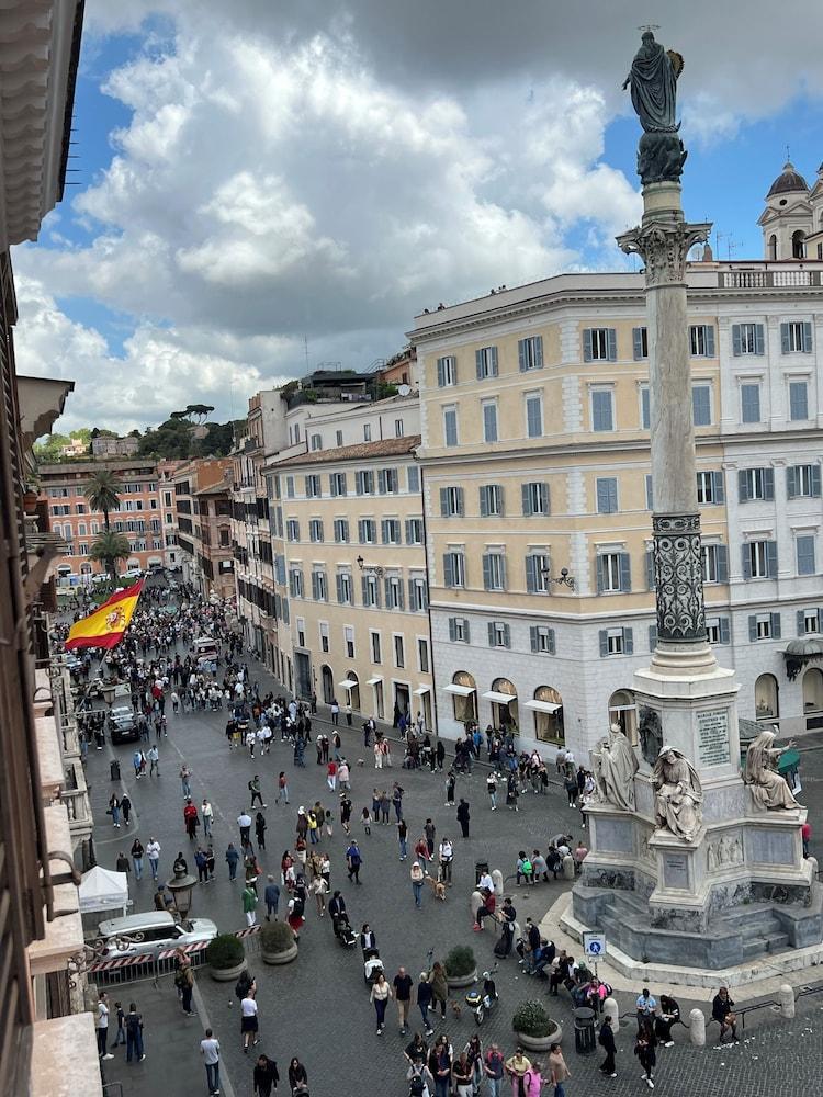 Piazza di Spagna 51 Luxury guest house Room Type - Deluxe Studio Suite, City View