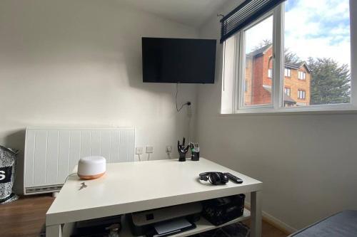 MODERN 1 Bedroom Ground Floor Flat - Tap to explore photos
