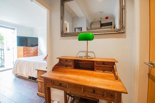 Stylish 1-Bed Flat in Soho - Prime Central London - Tap to explore photos