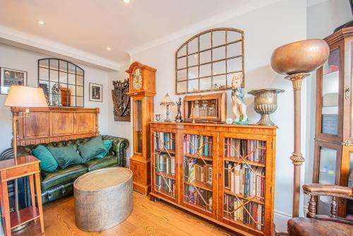 Stylish 1-Bed Flat in Soho - Prime Central London - Tap to explore photos