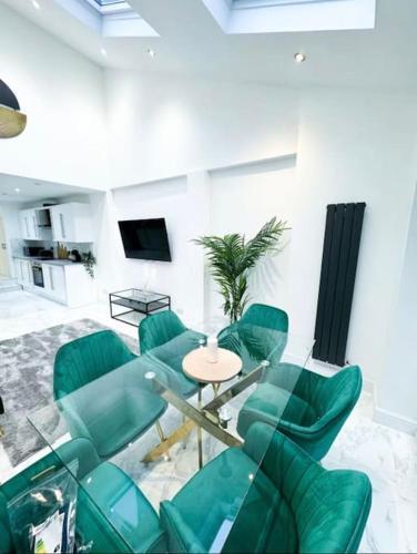 Modern Luxury 2 Bed with Parking - Tap to explore photos