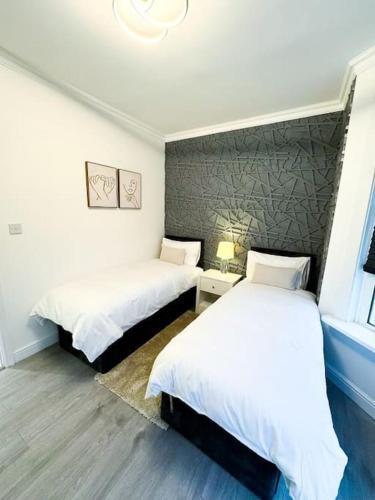 Modern Luxury 2 Bed and Private Studio Room with Parking