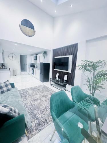 Modern Luxury 2 Bed and Private Studio Room with Parking - Tap to explore photos