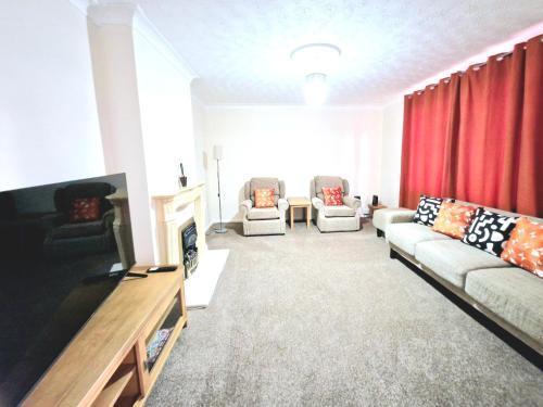 Cosy Luxurious Large 3 bedroom house, free parking, free WiFi - Tap to explore photos