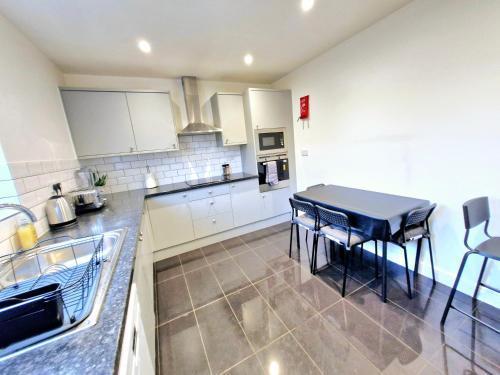 Cosy Luxurious Large 3 bedroom house, free parking, free WiFi - Tap to explore photos