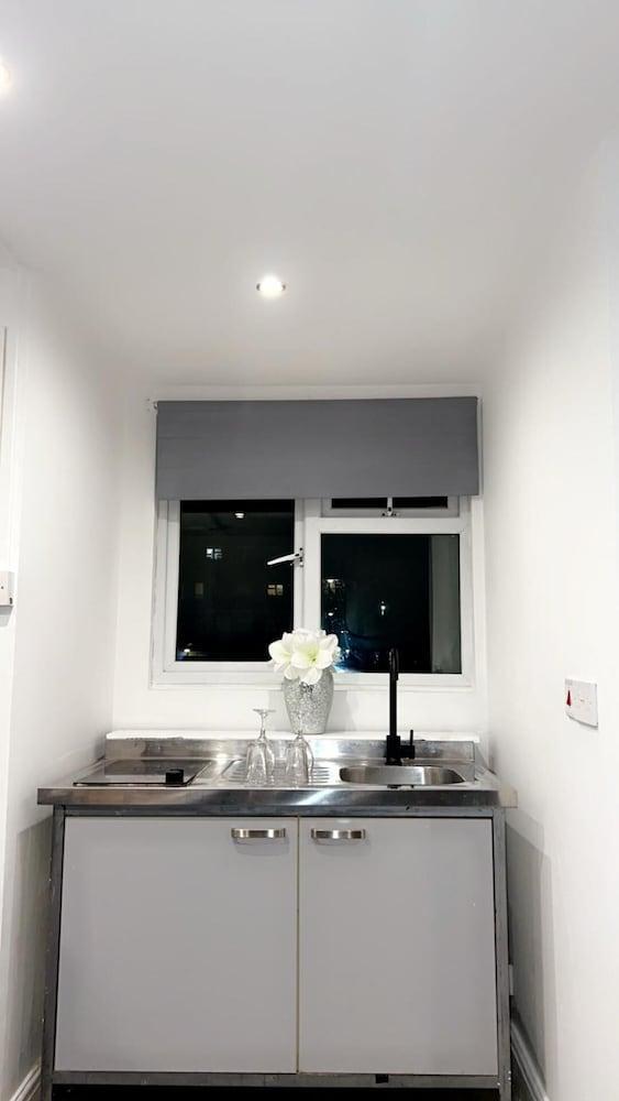 Lovely 1-bed Studio in Walthamstow London - Tap to explore photos