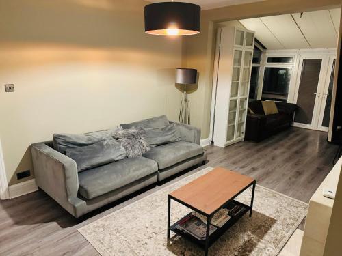 Elegant 5 Bed house Free parking Free WiFi - Tap to explore photos