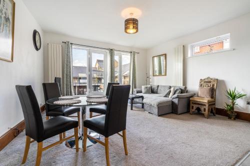 Modern 2 bedroom apartment in Mitcham, London - Tap to explore photos