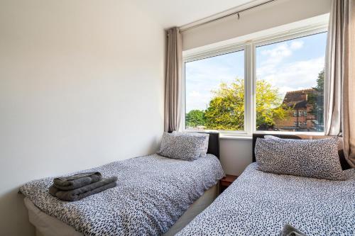 Modern 2 bedroom apartment in Mitcham, London - Tap to explore photos