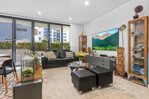 Stylish & Spacious 3BR Apt - Tap to explore photos