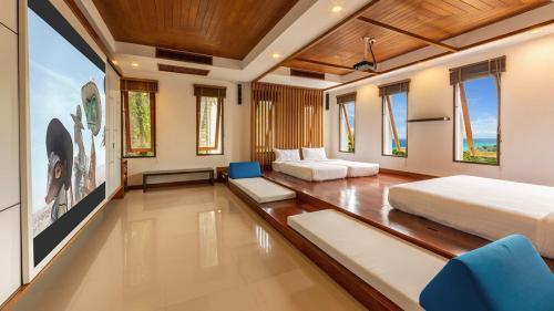 Seaview Villa Yang Som at Surin Beach - Tap to explore photos