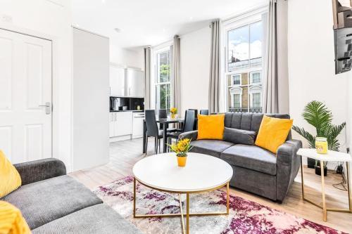 LUX Kensington 2BR Apt with AC - sleeps up to 9 - Tap to explore photos