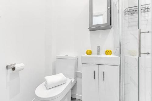LUX Kensington 2BR Apt with AC - sleeps up to 9 - Tap to explore photos