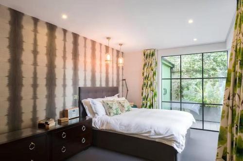 Close to river and park with stunning roof terrace - Tap to explore photos
