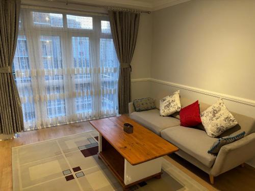 Bright 2 Bedroom Flat Close to City Centre - Tap to explore photos