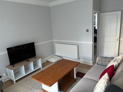 Bright 2 Bedroom Flat Close to City Centre - Tap to explore photos