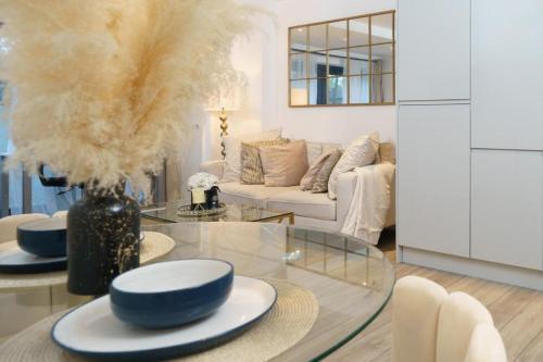 Modern 1-Bed Boutique-Style Apartment in Croydon - Tap to explore photos