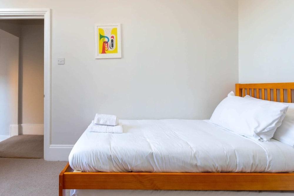 Spacious 2BD Flat By Regents Park & Camden Town! - Tap to explore photos