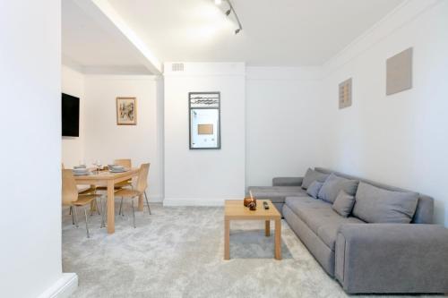 Beautiful 3 Bedroom Flat In Scott Ellis Gardens - Tap to explore photos