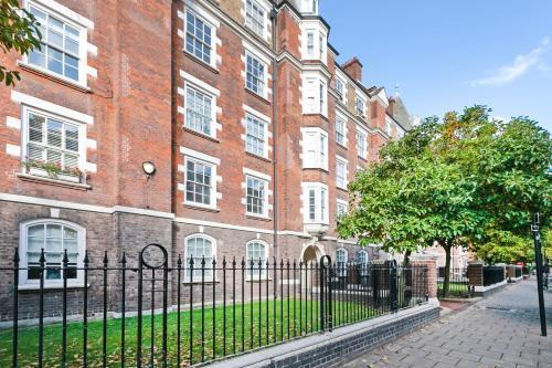 Beautiful 3 Bedroom Flat In Scott Ellis Gardens