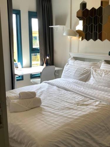 Modern Resort at Onnut BTS Condo Bangkok Free Shuttle bus - Tap to explore photos