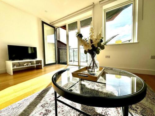 Spacious Maida Vale Flat 2 Bed 2 Bath Private Balcony - Tap to explore photos