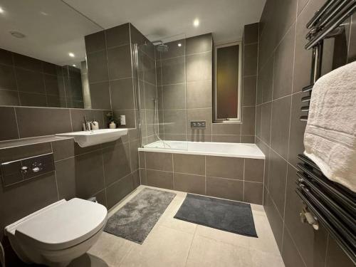 Spacious Maida Vale Flat 2 Bed 2 Bath Private Balcony - Tap to explore photos