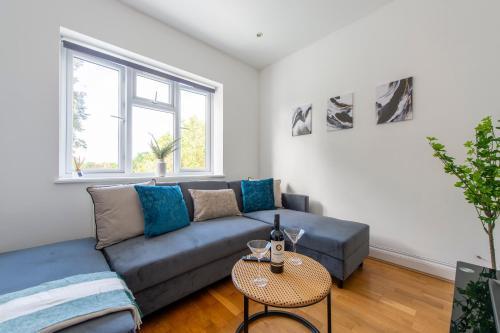 Ealing Gem 3 Bath, 2 En-Suite Flat with Parking - Tap to explore photos