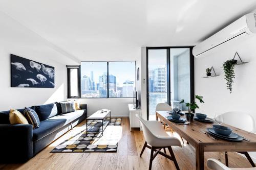 A Spacious & Chic Home Next to Southern Cross - Tap to explore photos