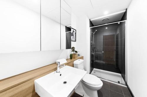 A Spacious & Chic Home Next to Southern Cross - Tap to explore photos