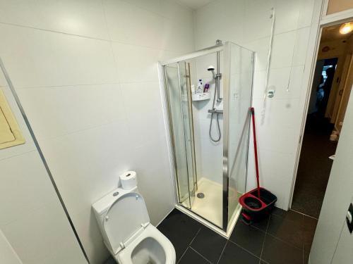Euston Station Central Apartment 106 - Tap to explore photos