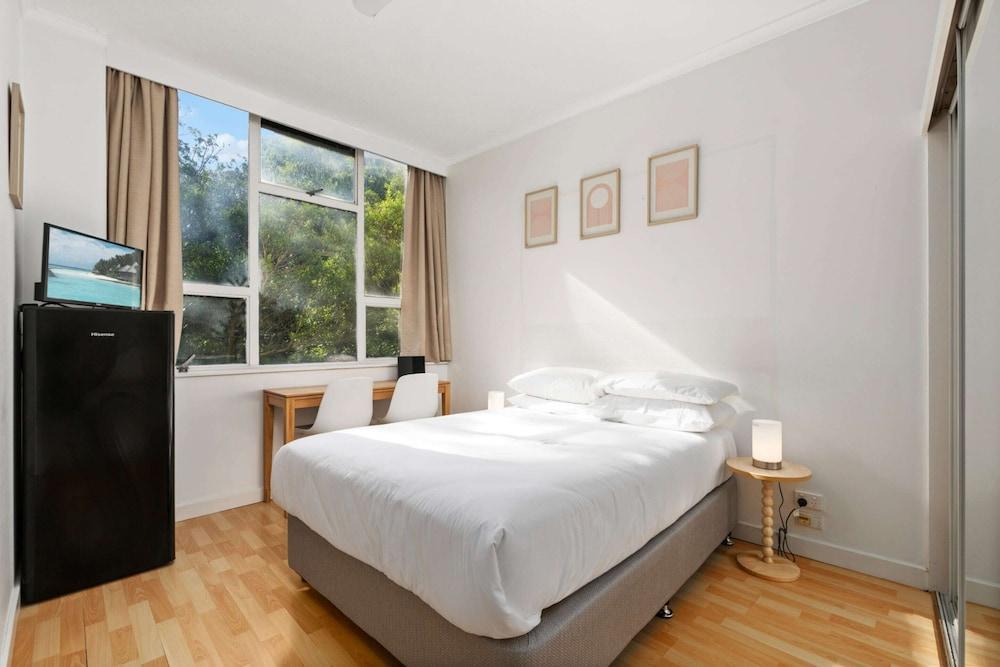Perfectly Located Studio by Rushcutters Bay Park - Tap to explore photos