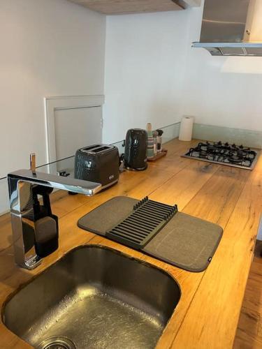 Modern 1-bedroom flat on The Avenue - Tap to explore photos