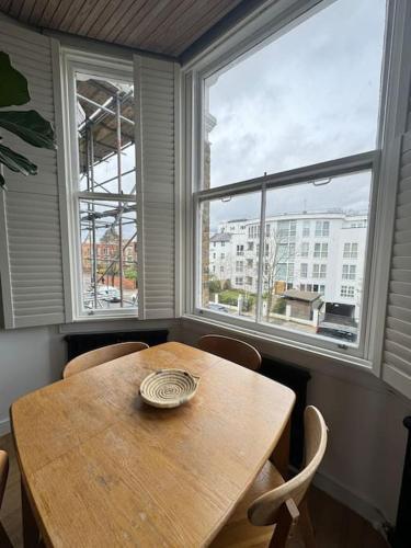 Modern 1-bedroom flat on The Avenue - Tap to explore photos