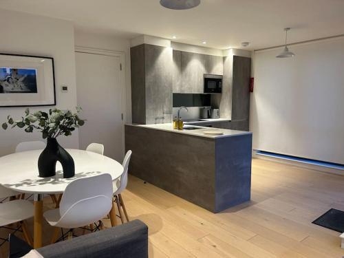 Stylish Penthouse Central London-Zone 1 - Tap to explore photos