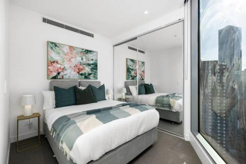 Prime Southbank Location 2 Bdm, Pool, Gym - Tap to explore photos