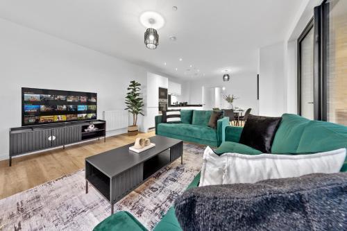 Luxury 3 bed apartment with Balcony - Tap to explore photos