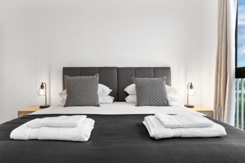 Luxury 3 bed apartment with Balcony - Tap to explore photos