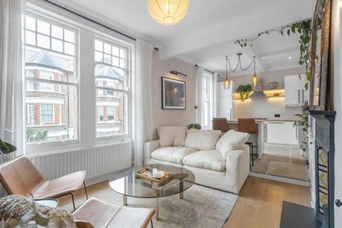 Upscale 2 bedroom Clapham Common - Tap to explore photos