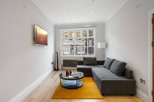 Modern 4 Bedroom Townhouse in London - Tap to explore photos